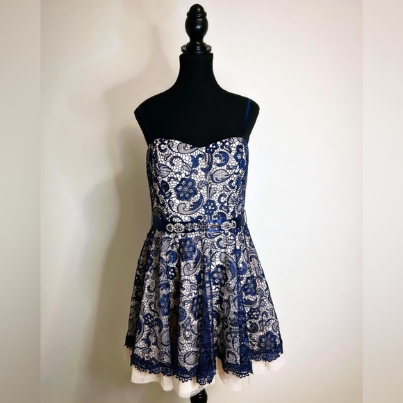 Lady Lace - Picture 3 of 4